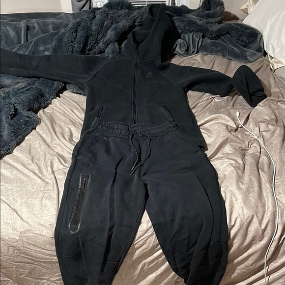 Nike Black Tracksuit Set - Picture 1 of 1